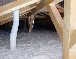 Zateplení stropu dřevostavby pomocí foukané izolace